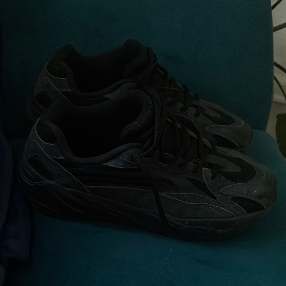 YEEZY BOOST 700 V2 "Vanta​